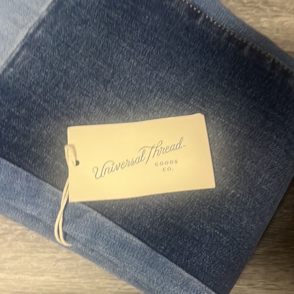 Universal Thread - Picture 5 of 7